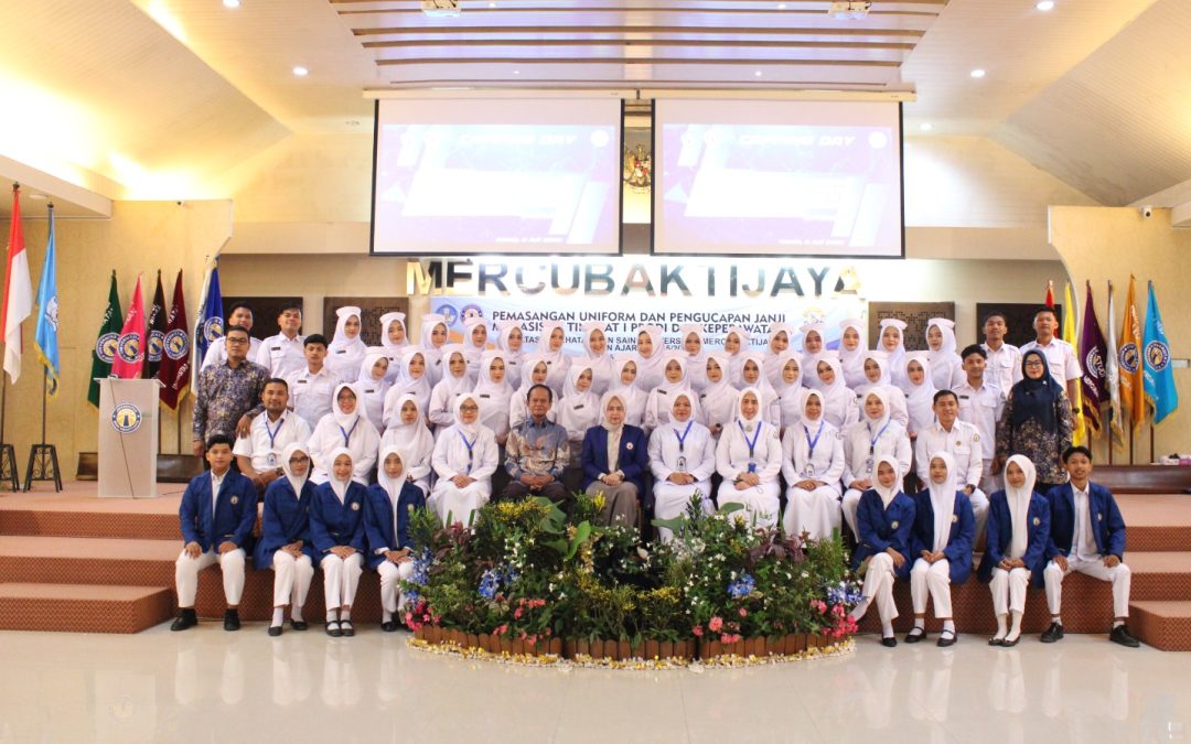 Pemasangan Uniform dan Pengucapan Janji Tandai Awal Perjalanan Profesional Mahasiswa Tingkat I Prodi D III Keperawatan UMCB